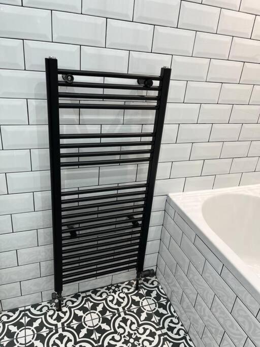 Cheerful 2 Bedroom Homely Apartment, Sleeps 6 Guest Comfy, 3X Double Bed, Parking, Free Wifi, Suitable For Business, Leisure Guest,Glasgow, Glasgow West End, Near City Centre Esterno foto