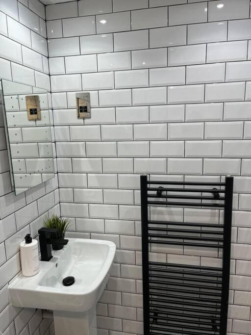 Cheerful 2 Bedroom Homely Apartment, Sleeps 6 Guest Comfy, 3X Double Bed, Parking, Free Wifi, Suitable For Business, Leisure Guest,Glasgow, Glasgow West End, Near City Centre Esterno foto