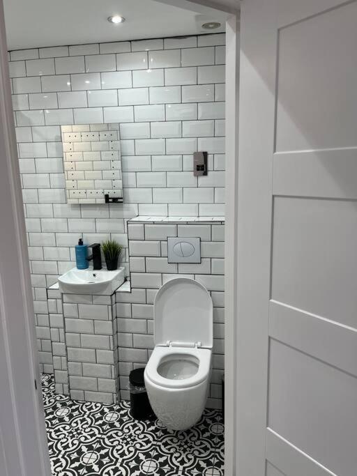 Cheerful 2 Bedroom Homely Apartment, Sleeps 6 Guest Comfy, 3X Double Bed, Parking, Free Wifi, Suitable For Business, Leisure Guest,Glasgow, Glasgow West End, Near City Centre Esterno foto