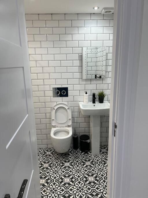 Cheerful 2 Bedroom Homely Apartment, Sleeps 6 Guest Comfy, 3X Double Bed, Parking, Free Wifi, Suitable For Business, Leisure Guest,Glasgow, Glasgow West End, Near City Centre Esterno foto