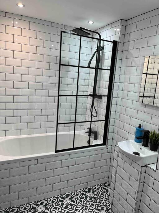 Cheerful 2 Bedroom Homely Apartment, Sleeps 6 Guest Comfy, 3X Double Bed, Parking, Free Wifi, Suitable For Business, Leisure Guest,Glasgow, Glasgow West End, Near City Centre Esterno foto