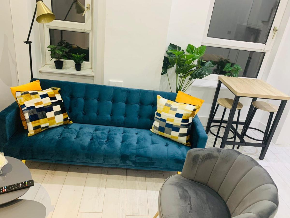 Cheerful 2 Bedroom Homely Apartment, Sleeps 6 Guest Comfy, 3X Double Bed, Parking, Free Wifi, Suitable For Business, Leisure Guest,Glasgow, Glasgow West End, Near City Centre Esterno foto