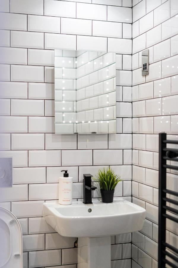 Cheerful 2 Bedroom Homely Apartment, Sleeps 6 Guest Comfy, 3X Double Bed, Parking, Free Wifi, Suitable For Business, Leisure Guest,Glasgow, Glasgow West End, Near City Centre Esterno foto