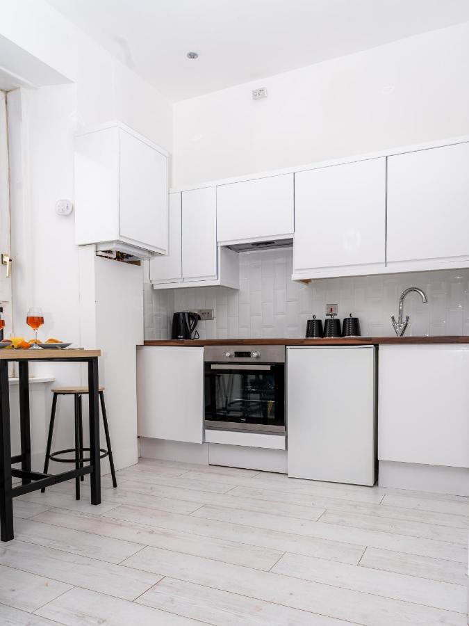 Cheerful 2 Bedroom Homely Apartment, Sleeps 6 Guest Comfy, 3X Double Bed, Parking, Free Wifi, Suitable For Business, Leisure Guest,Glasgow, Glasgow West End, Near City Centre Esterno foto