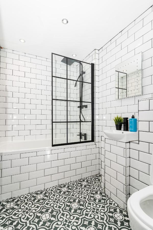 Cheerful 2 Bedroom Homely Apartment, Sleeps 6 Guest Comfy, 3X Double Bed, Parking, Free Wifi, Suitable For Business, Leisure Guest,Glasgow, Glasgow West End, Near City Centre Esterno foto