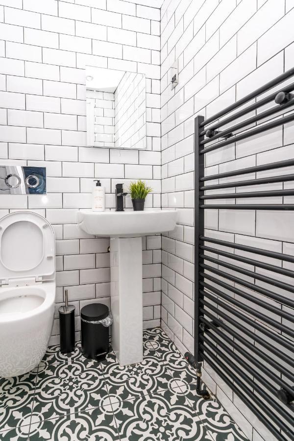 Cheerful 2 Bedroom Homely Apartment, Sleeps 6 Guest Comfy, 3X Double Bed, Parking, Free Wifi, Suitable For Business, Leisure Guest,Glasgow, Glasgow West End, Near City Centre Esterno foto