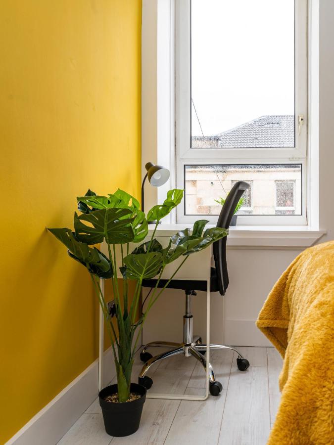 Cheerful 2 Bedroom Homely Apartment, Sleeps 6 Guest Comfy, 3X Double Bed, Parking, Free Wifi, Suitable For Business, Leisure Guest,Glasgow, Glasgow West End, Near City Centre Esterno foto